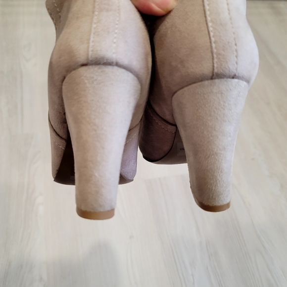 QUPID Tan Suede Ankle Booties size 5 1/2 - Picture 5 of 17